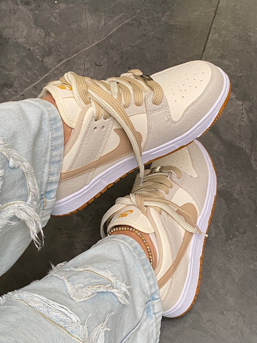 TENIS BEIGE DUNK MUJER ID 2084905